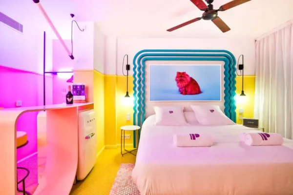 paradisio ibiza hotel4 Chambre aux néons roses et jaunes du Paradiso Ibiza Art Hotel