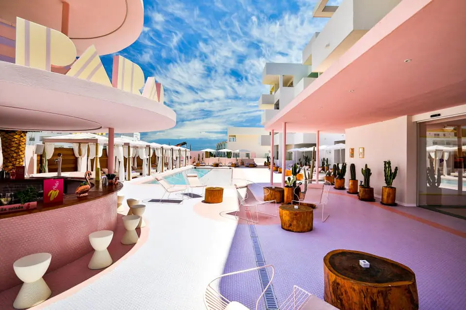 paradisio ibiza Bar rose et terrasse ensoleillée du Paradiso Ibiza Art Hotel