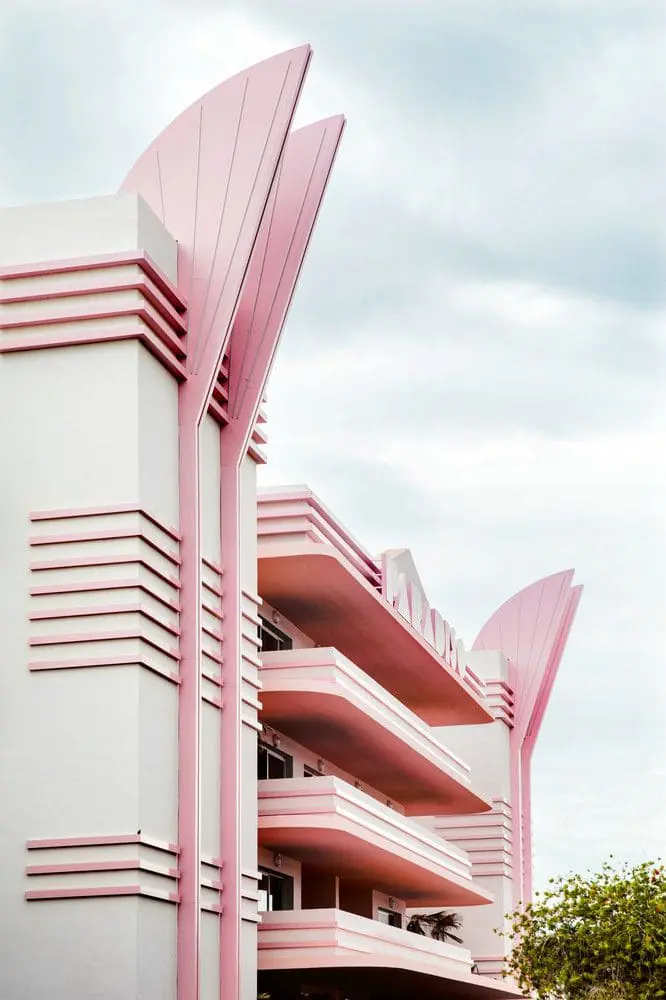paradisio ibiza 3 Façade blanche et rose aux lignes Art déco du Paradiso Ibiza