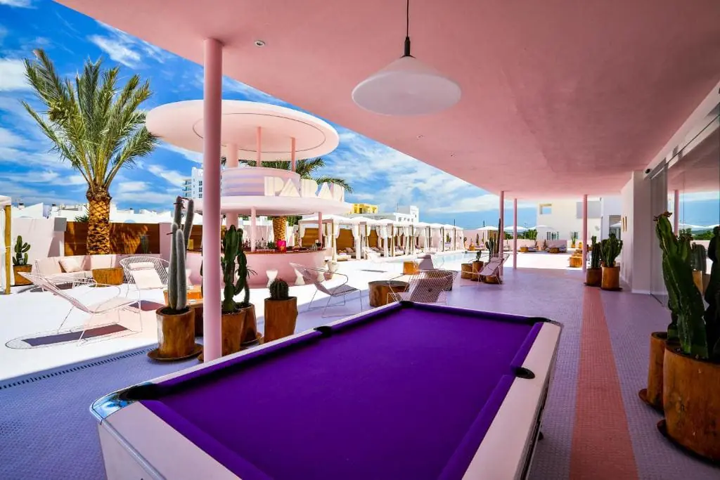 paradiso ibiza art hotel 3 Billard violet et terrasse rose du Paradiso Ibiza Art Hotel