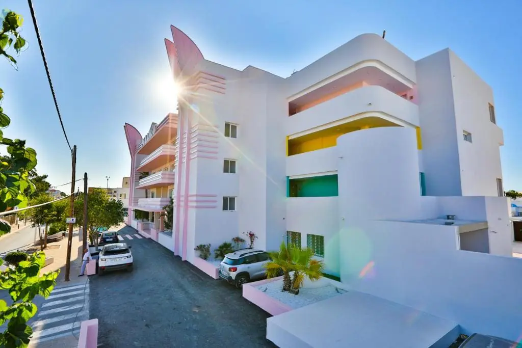 paradiso ibiza art hotel 4 Façade blanche aux touches de couleur du Paradiso Ibiza Art Hotel