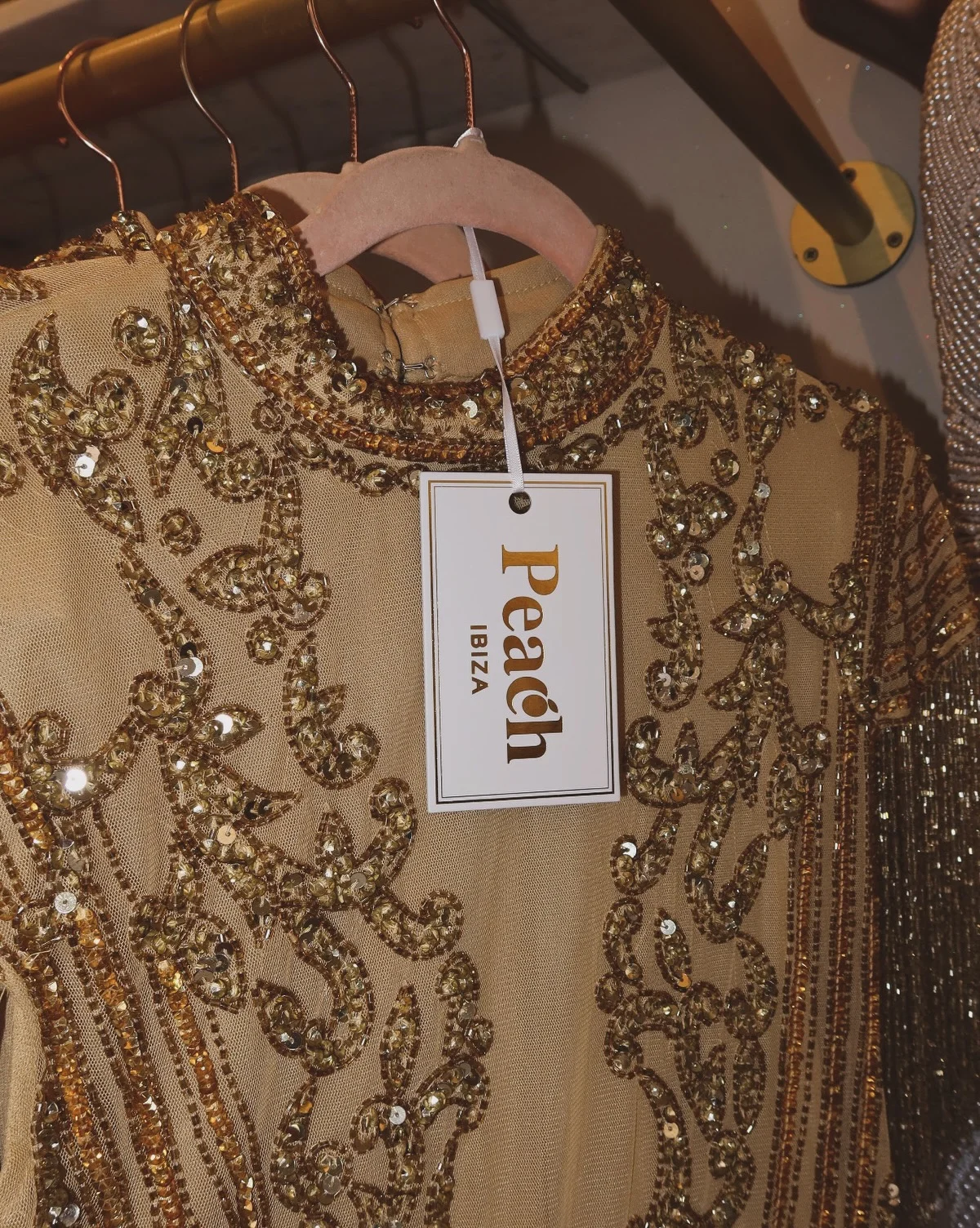 peach boutique ibiza robe sequins Robe brodée de sequins dorés étiquetée Peach Ibiza
