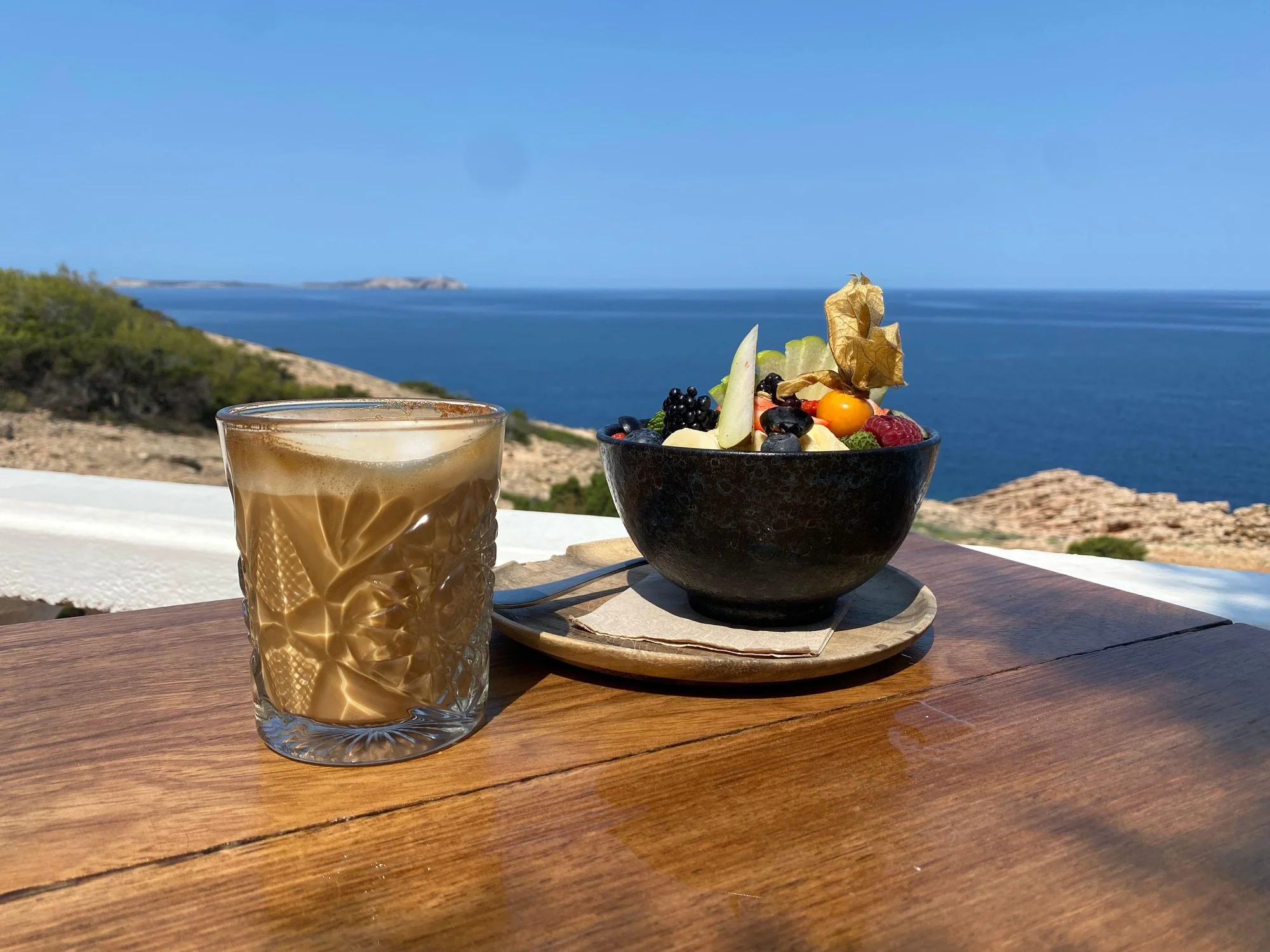 petit dejeuner yoga vue mer ibiza Café et bol de fruits frais servis face à la mer après une séance de yoga à Ibiza