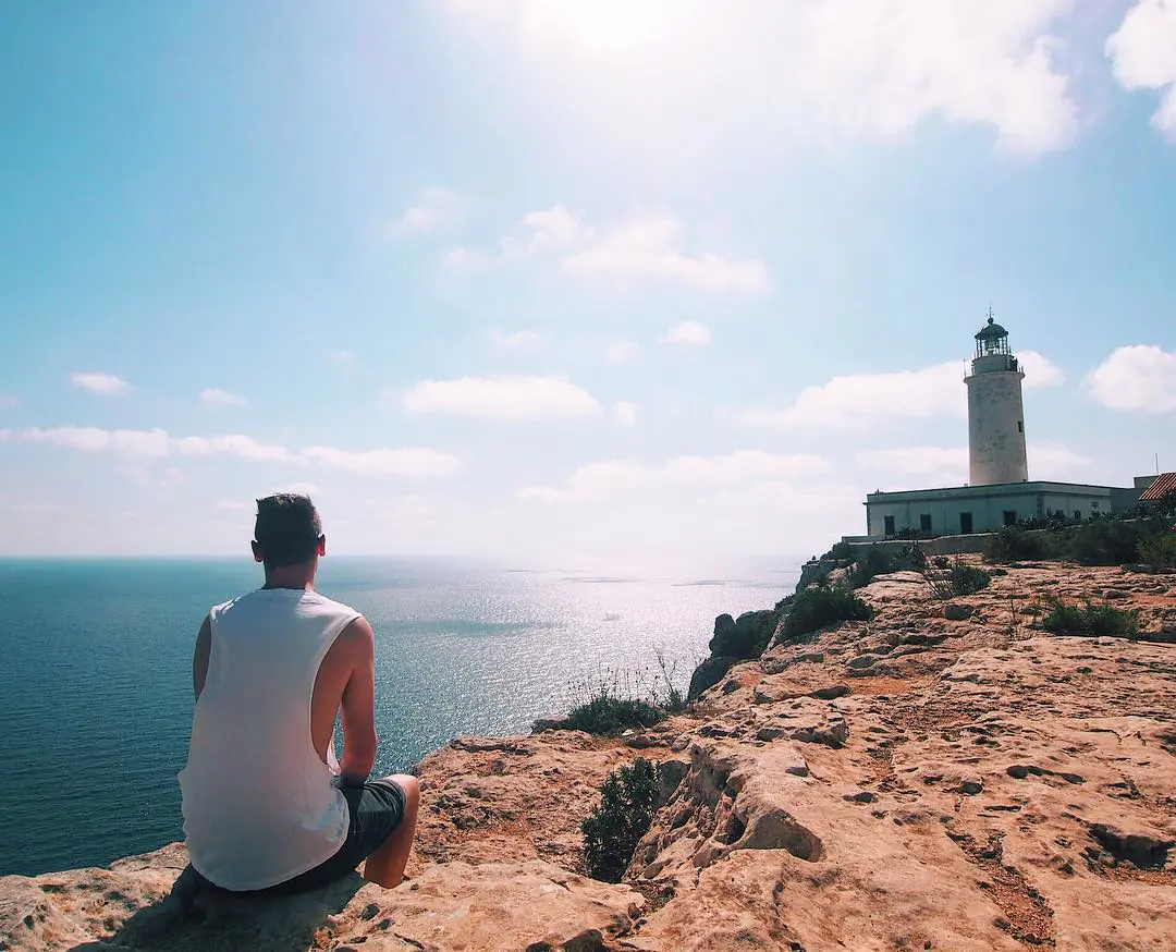 phare de la mola Voyageur assis au bord de la falaise face au phare de La Mola