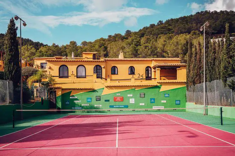 pikes tennis court 750x500 2 Court de tennis et façade ocre du Pikes Ibiza