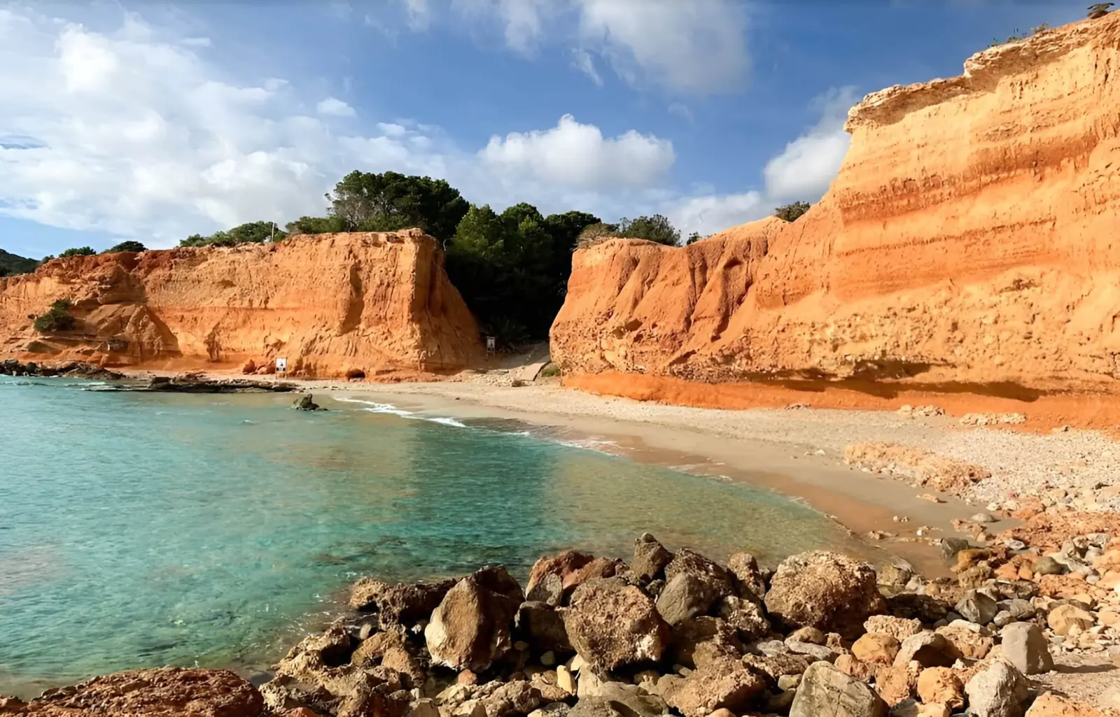 sa caleta ibiza plage Crique de Sa Caleta à Ibiza, sable et argile rouge