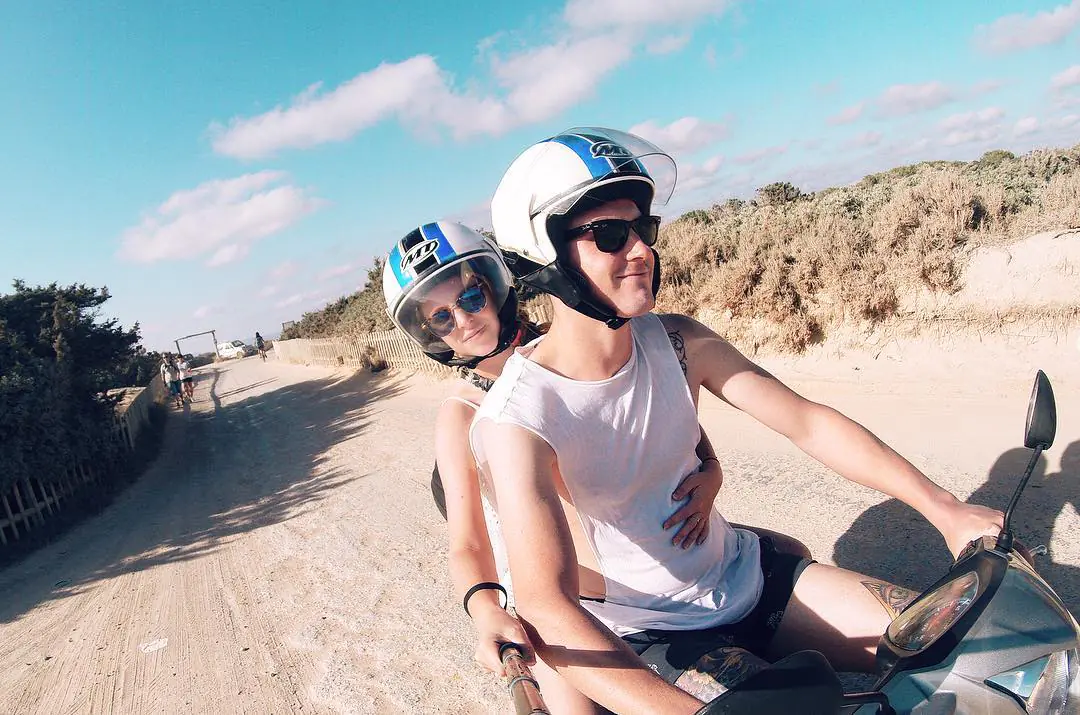 ses illetes Couple en scooter sur la piste de Ses Illetes à Formentera