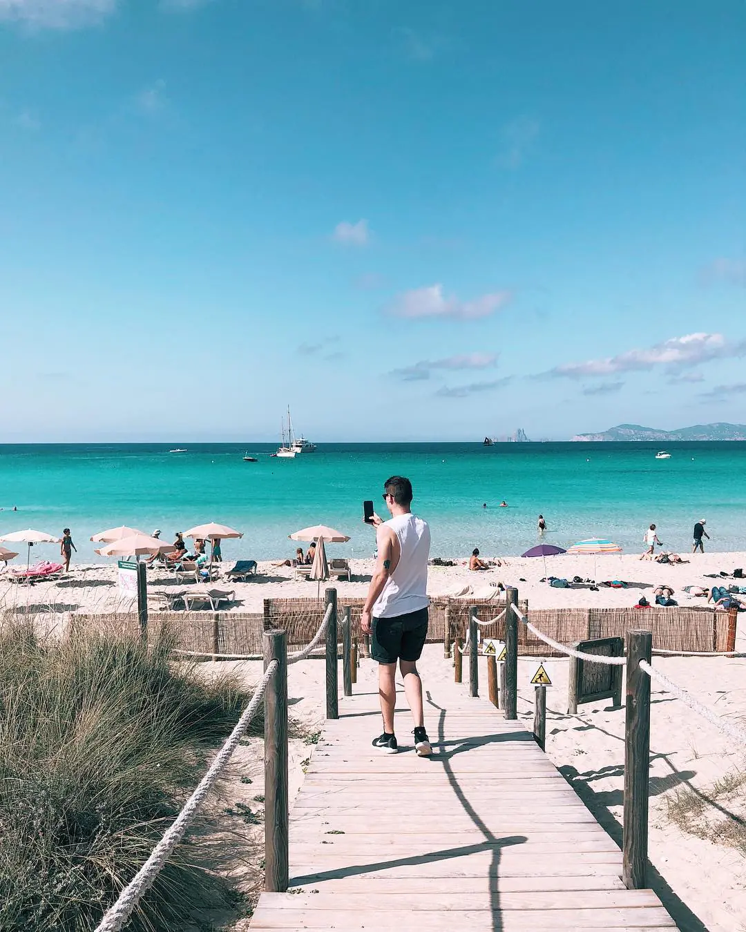 ses illetess Passerelle en bois menant à la plage de Ses Illetes à Formentera