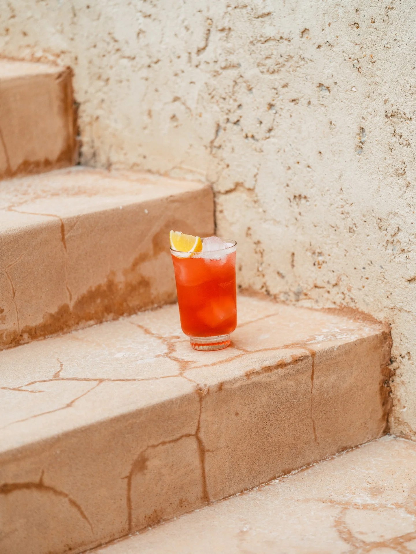 six senses ibiza escalier cocktail Cocktail posé sur un escalier en pierre du Six Senses Ibiza