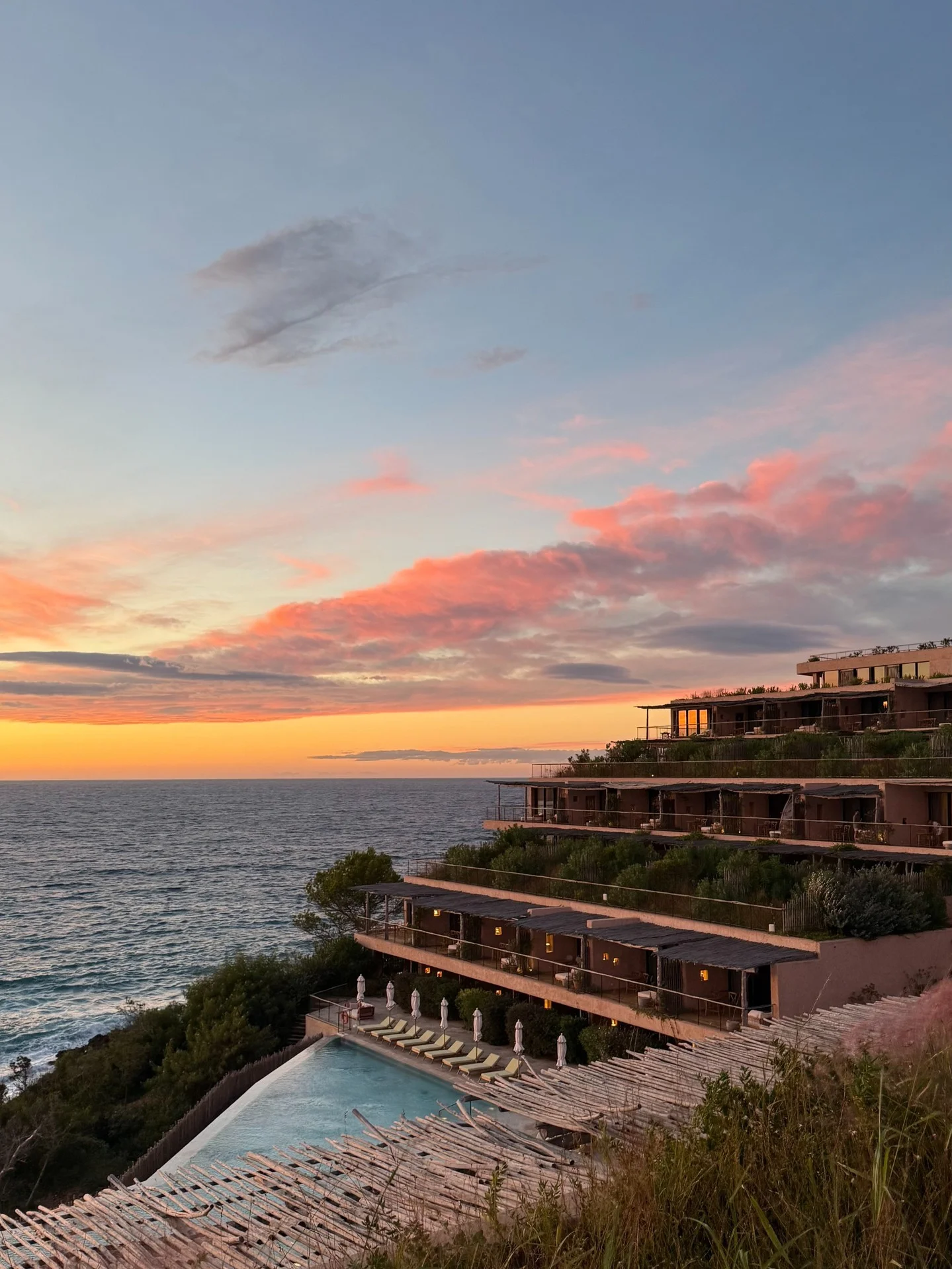 six senses ibiza terrasses coucher soleil Terrasses du Six Senses Ibiza au coucher du soleil sur la baie de Xarraca