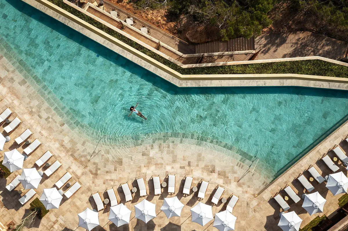 six senses ibiza Piscine aux courbes de sable et transats blancs du Six Senses Ibiza, vue du ciel