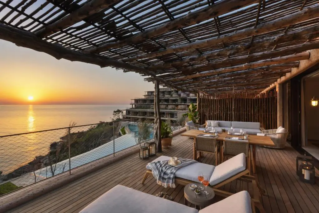 Coucher de soleil depuis la terrasse d'une suite du Six Senses Ibiza