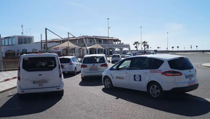 Taxis blancs à la station du port de La Savina à Formentera