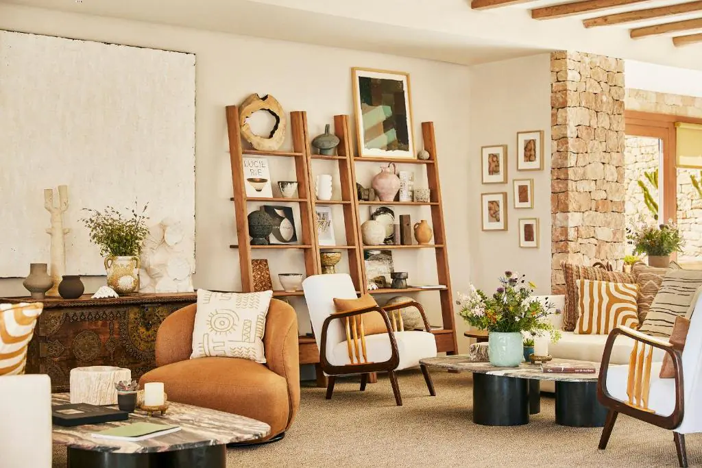 terenka formentera Salon aux étagères en bois et fauteuils de l'hôtel Teranka Formentera