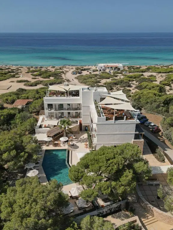 ternaka formentera 4 Hôtel Teranka et ses piscines entre les pins face à la mer, vue aérienne