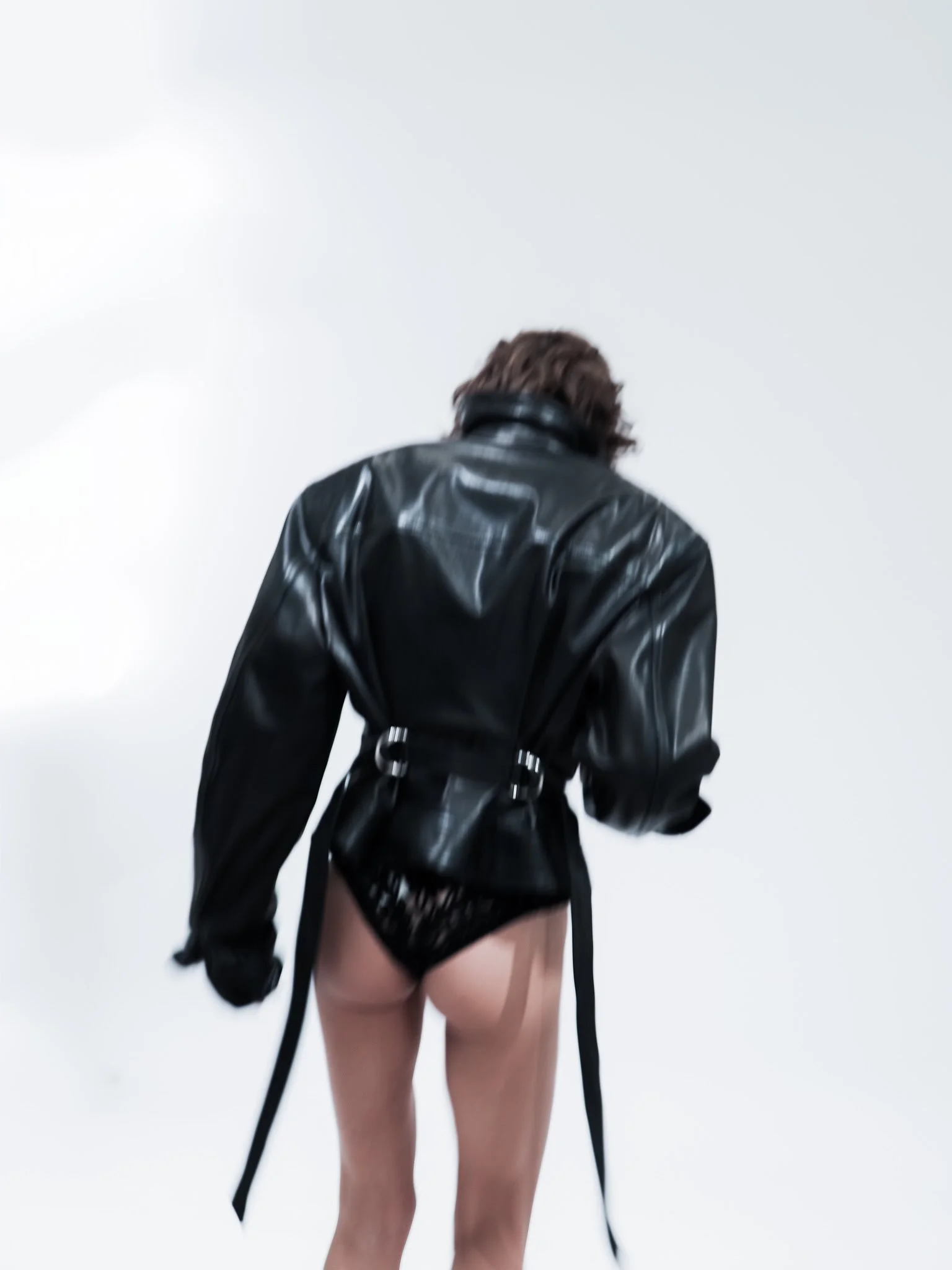 the attico blouson cuir Blouson en cuir noir ceinturé de la collection The Attico