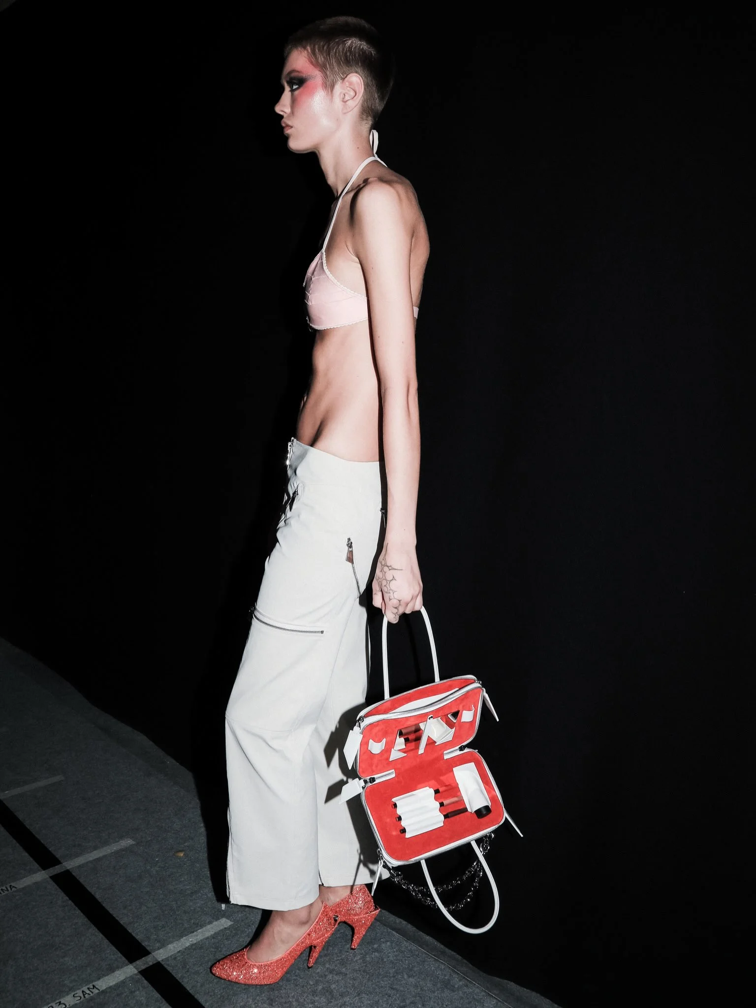 the attico sac rouge Sac rouge et pantalon blanc de la collection The Attico