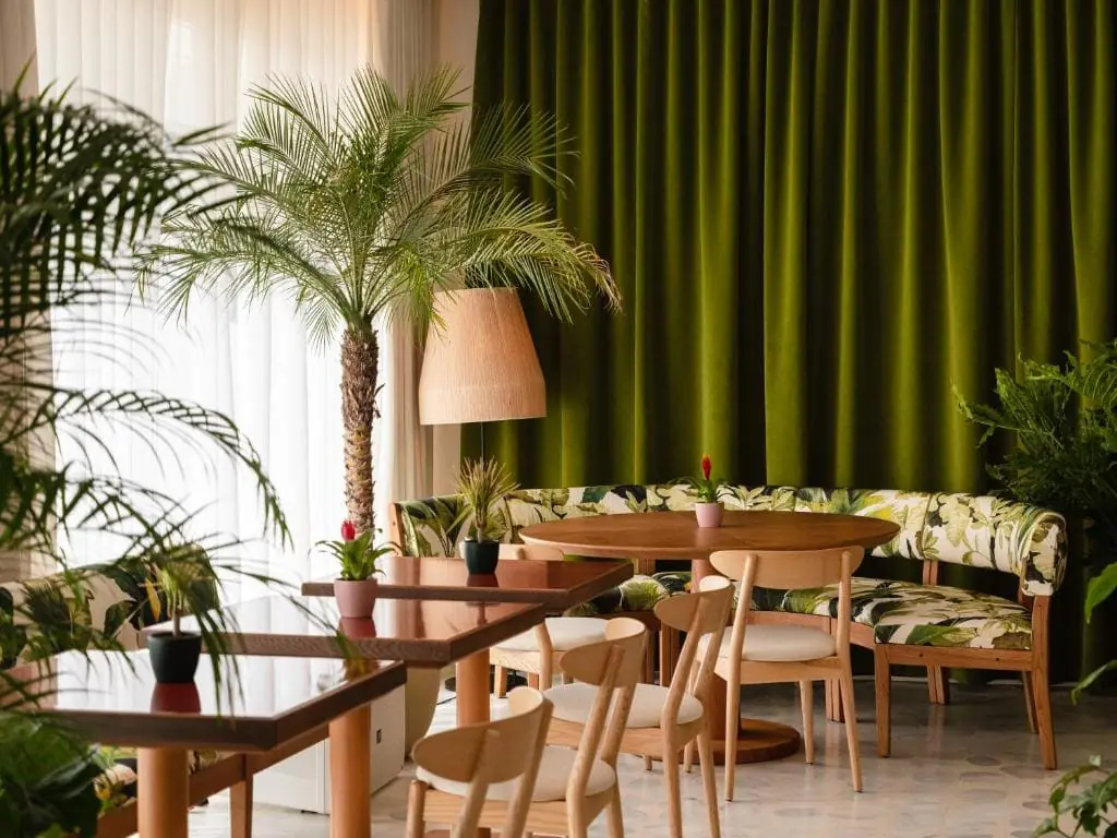 the standard ibiza 1 Salle du restaurant aux rideaux verts et palmiers du The Standard Ibiza
