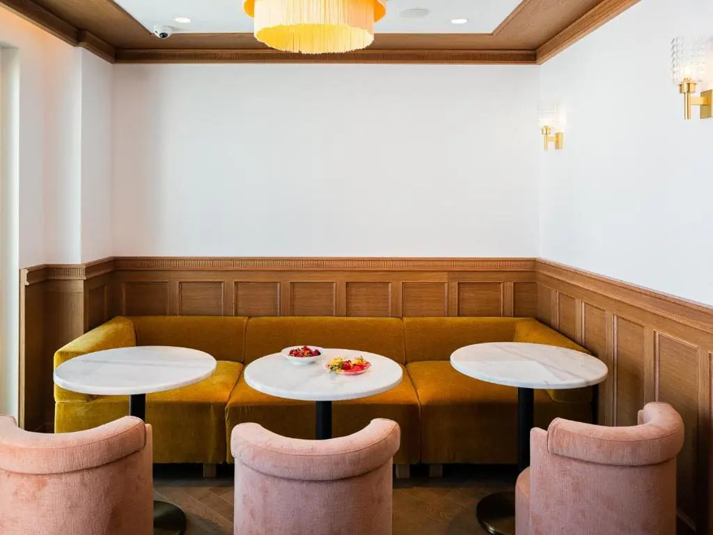 the standard ibiza 2 Banquette jaune et tables en marbre au restaurant du The Standard Ibiza