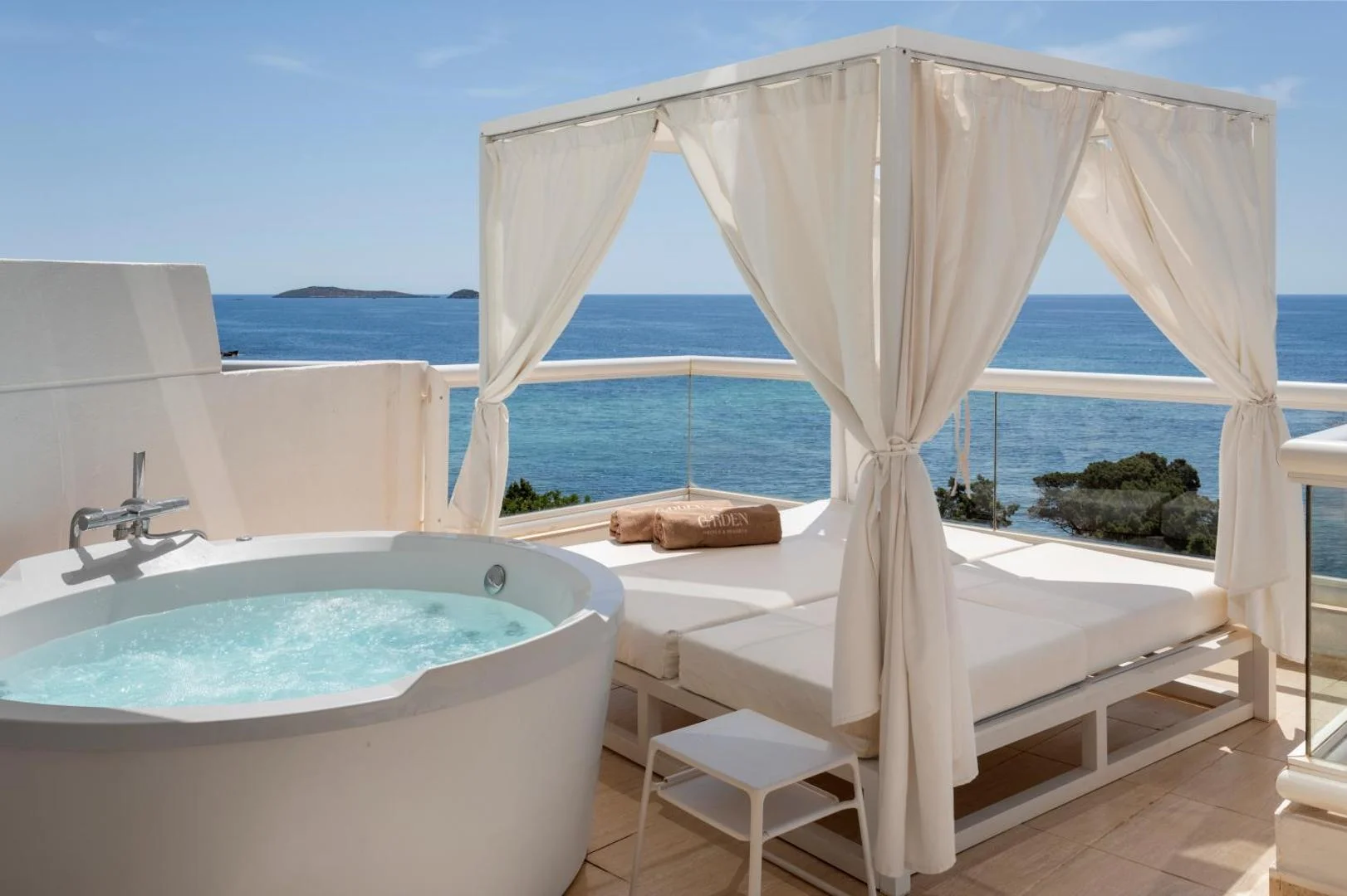 tropic garden santa eularia terrasse jacuzzi terrasse avec jacuzzi et lit balinais face à la mer au Tropic Garden