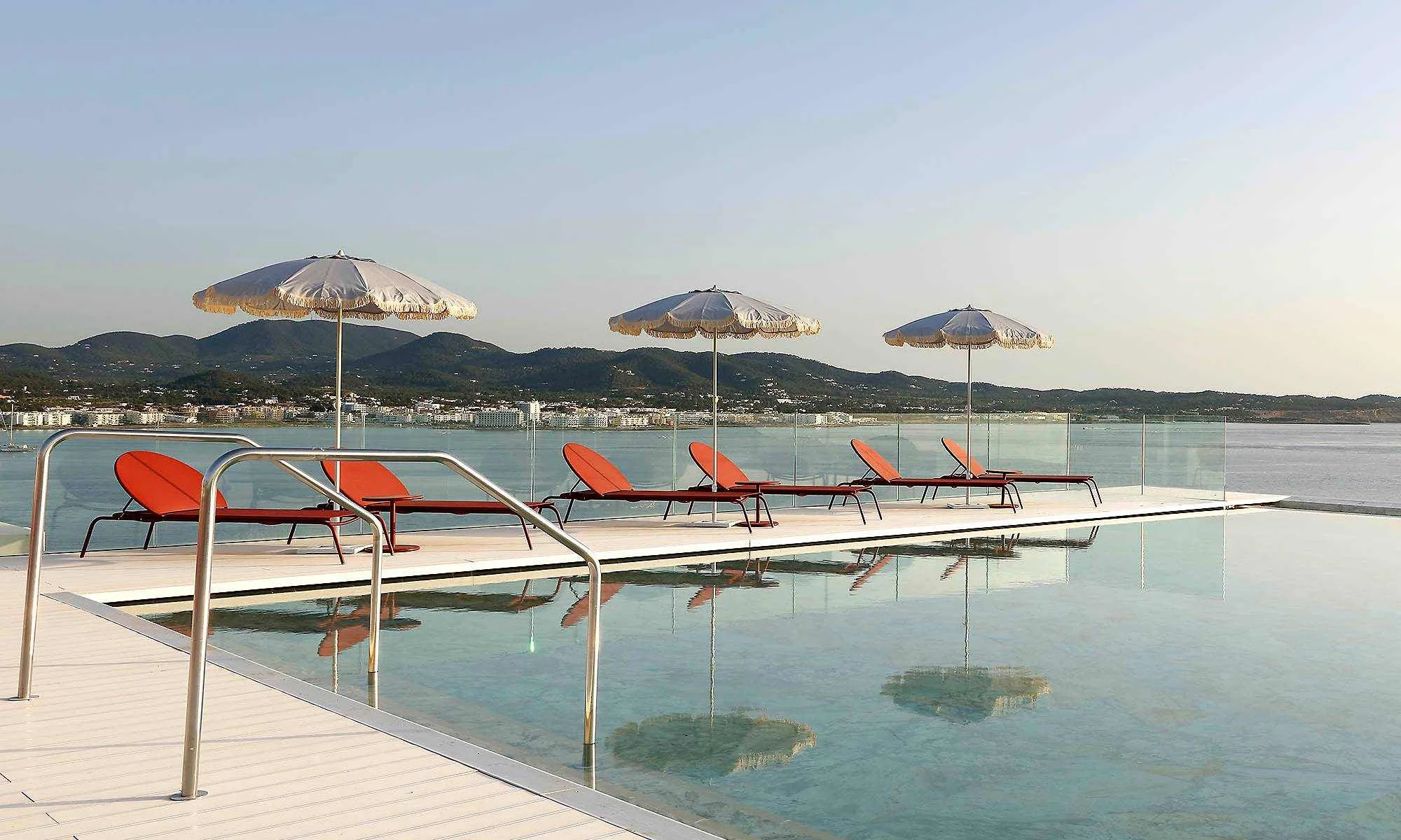trs ibiza hotel piscine debordement piscine à débordement du TRS Ibiza Hotel adults only