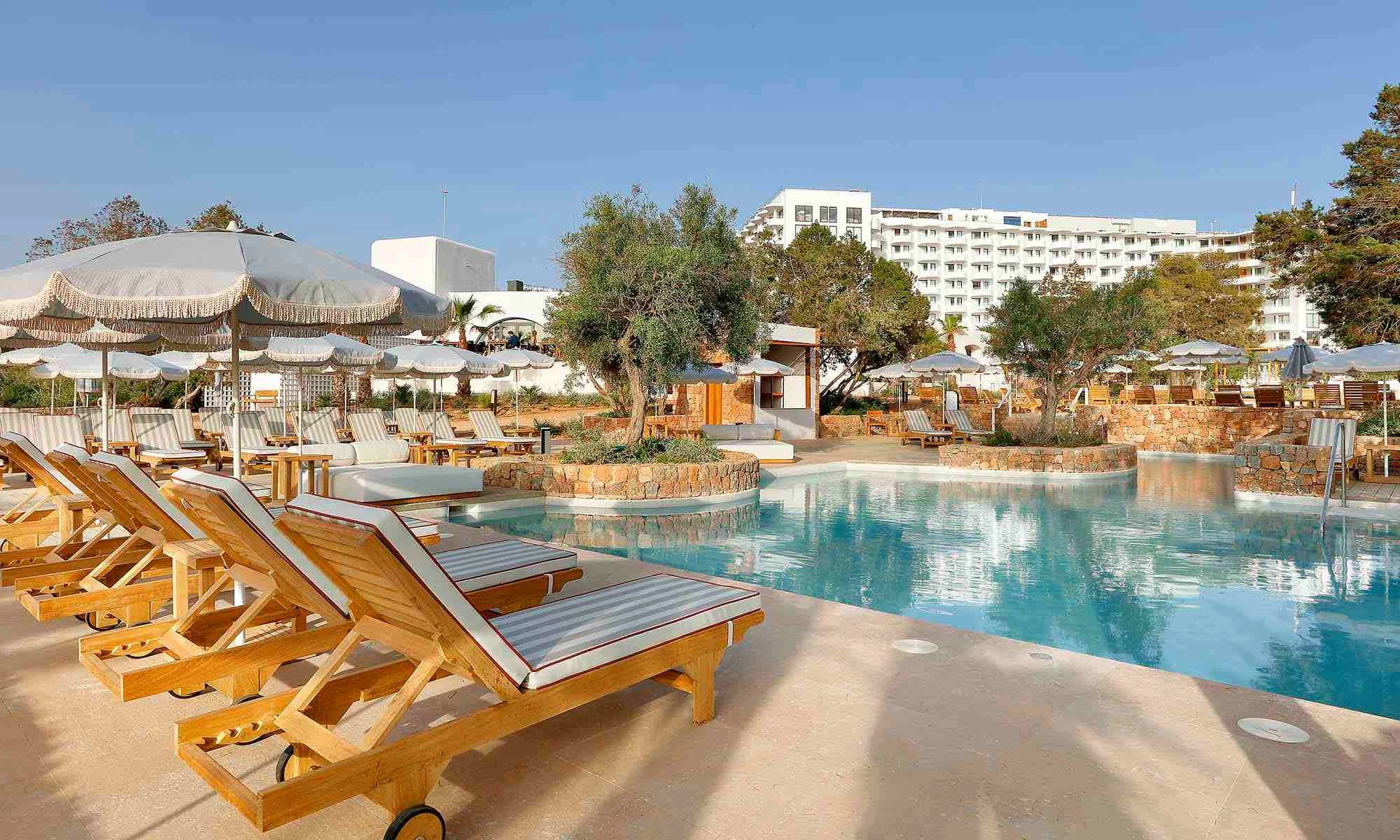 trs ibiza hotel piscine io piscine IO et transats du TRS Ibiza Hotel