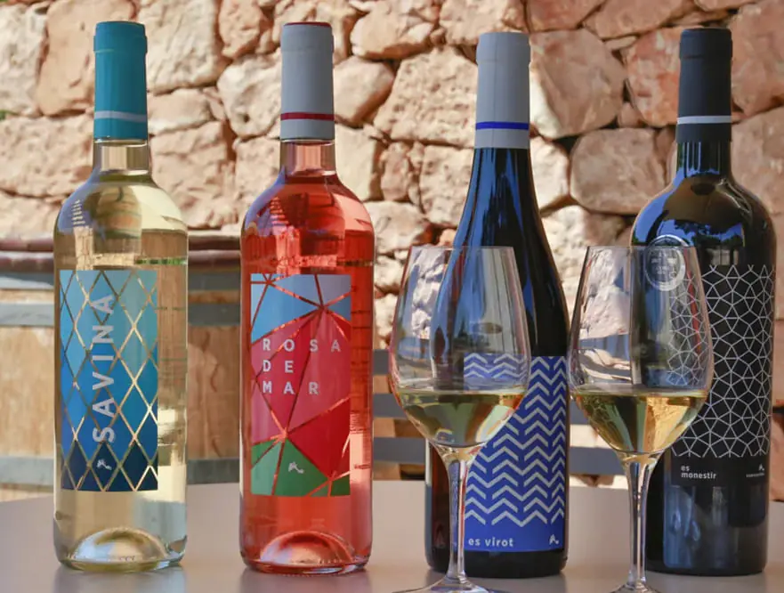 Vins blanc, rosé et rouge de Formentera servis sur un muret de pierre