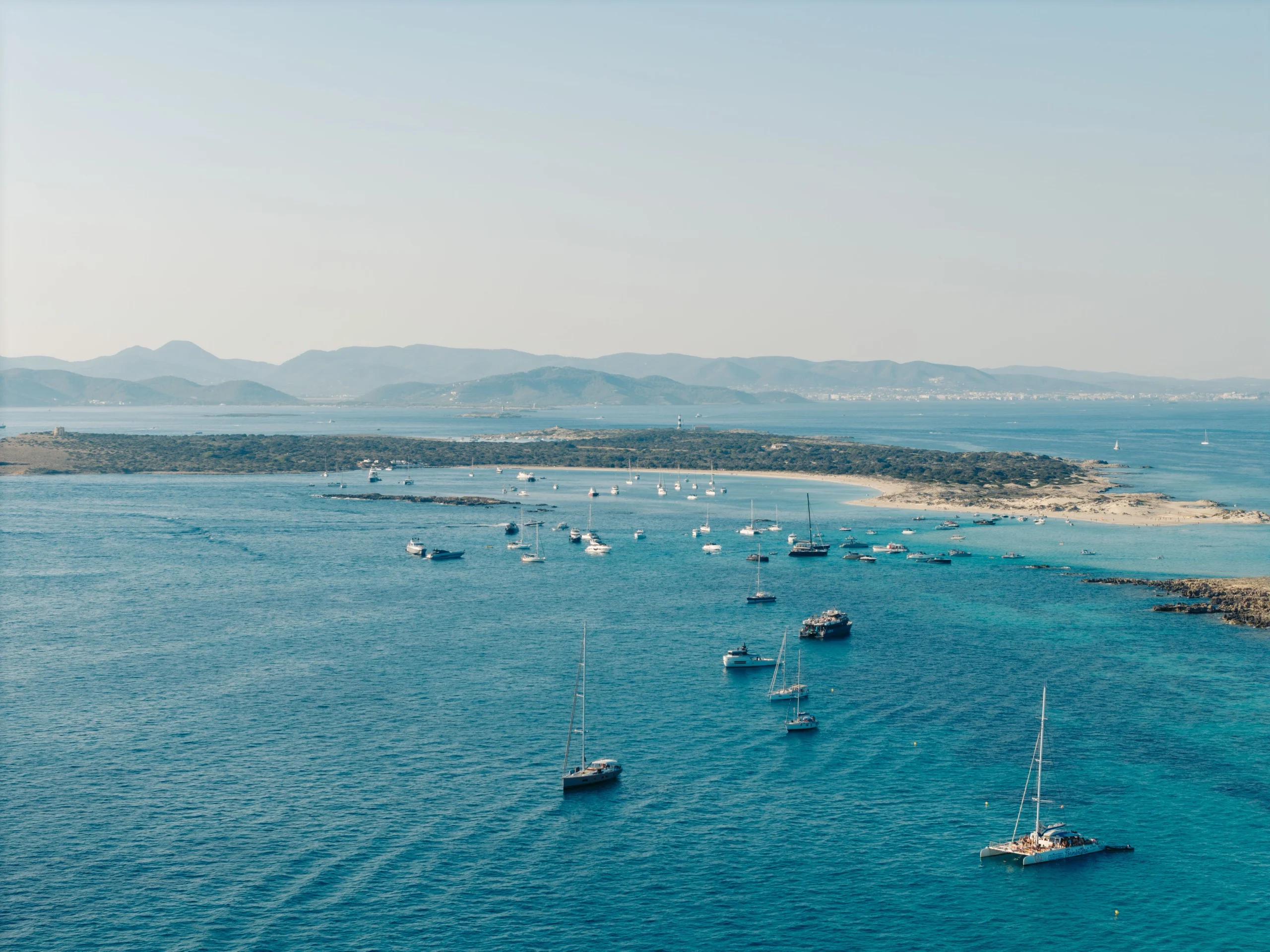 voiliers espalmador ses illetes vue aerienne formentera Voiliers au mouillage devant Espalmador et Ses Illetes, avec Ibiza à l'horizon, vue aérienne